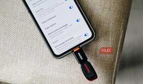 samsung galaxy z flip 6 displaying video settings with sandisk usb flash drive connected