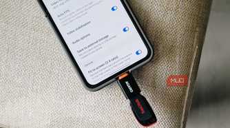 samsung galaxy z flip 6 displaying video settings with sandisk usb flash drive connected