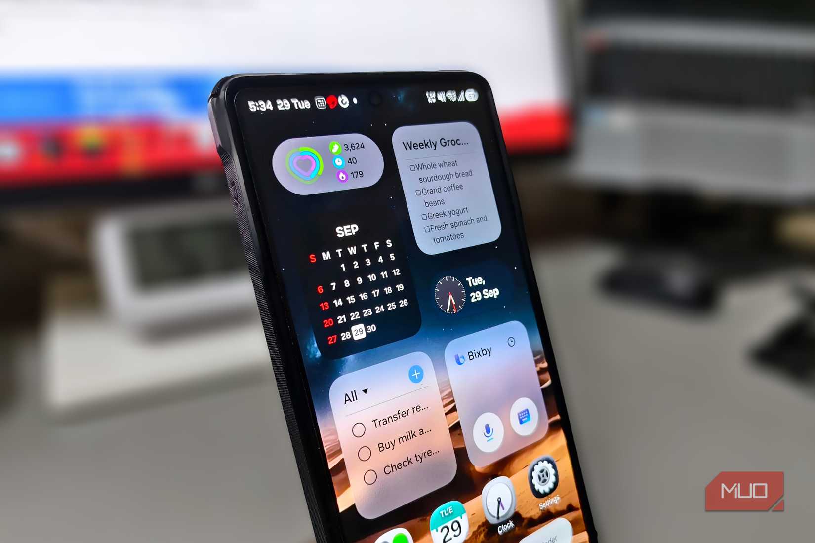 Samsung One UI 9 home screen with Calendar, Notes, Reminder, and Bixby widgets