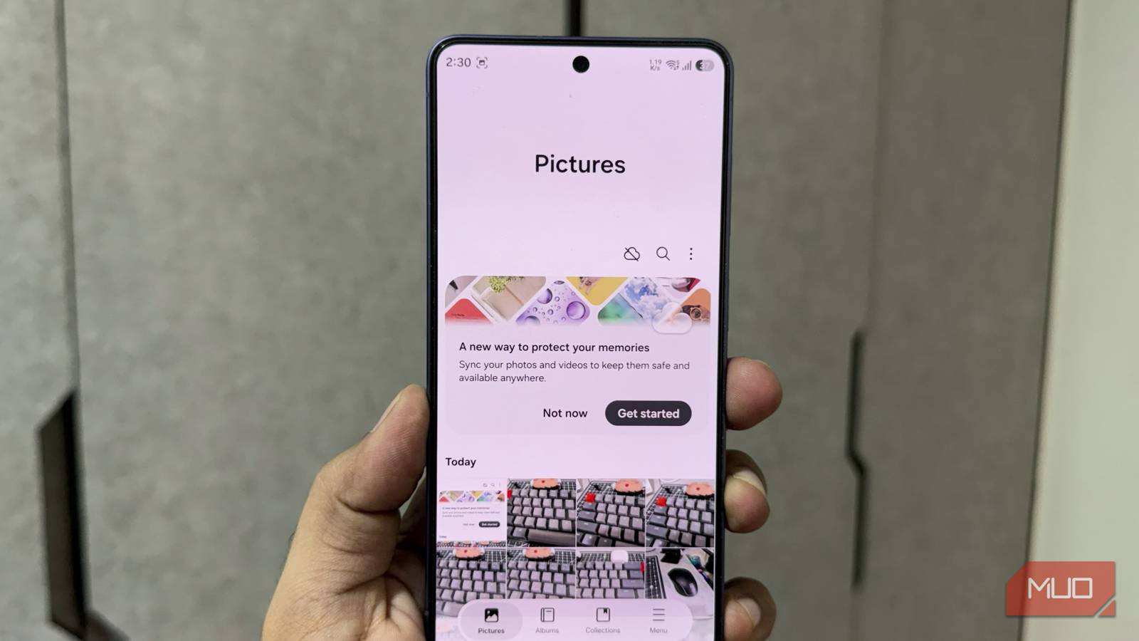 Как настроить резервное копирование Google Photos в Samsung Gallery Смартфон Samsung в руке с открытым приложением галереи