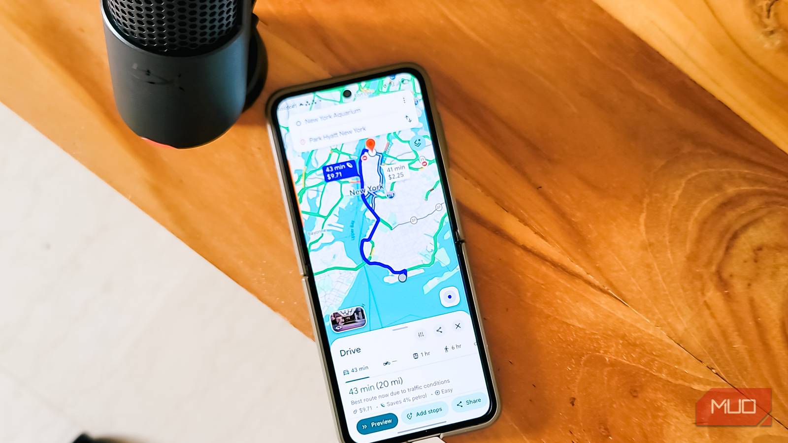 Почему Google Maps строит разные маршруты для пользователей в одном месте Смартфон с навигационным маршрутом Google Maps на деревянном столе