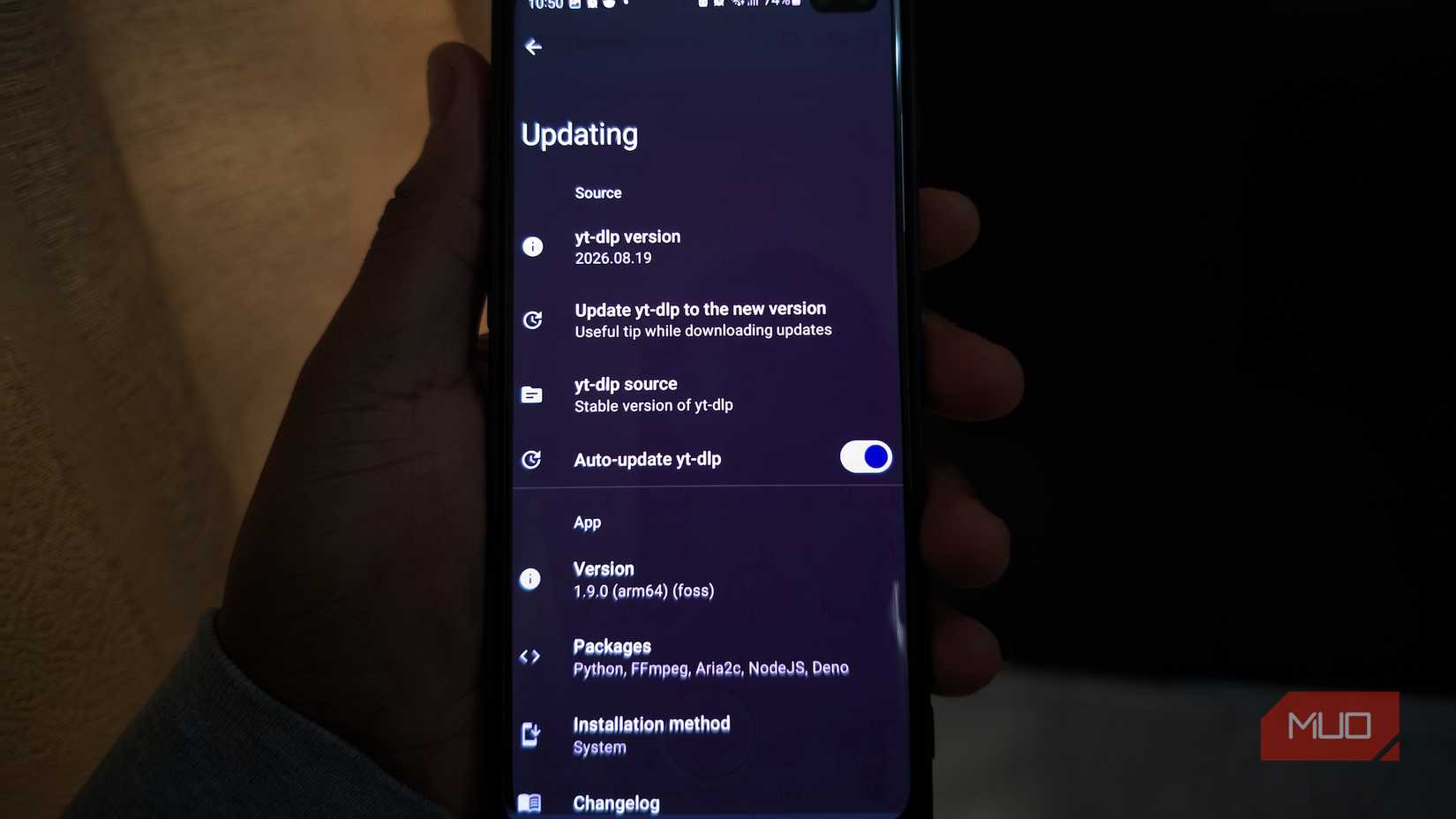 Удобная работа с yt-dlp на Android через приложение YTDLnis Экран смартфона с обновлением настроек в приложении YTDLnis
