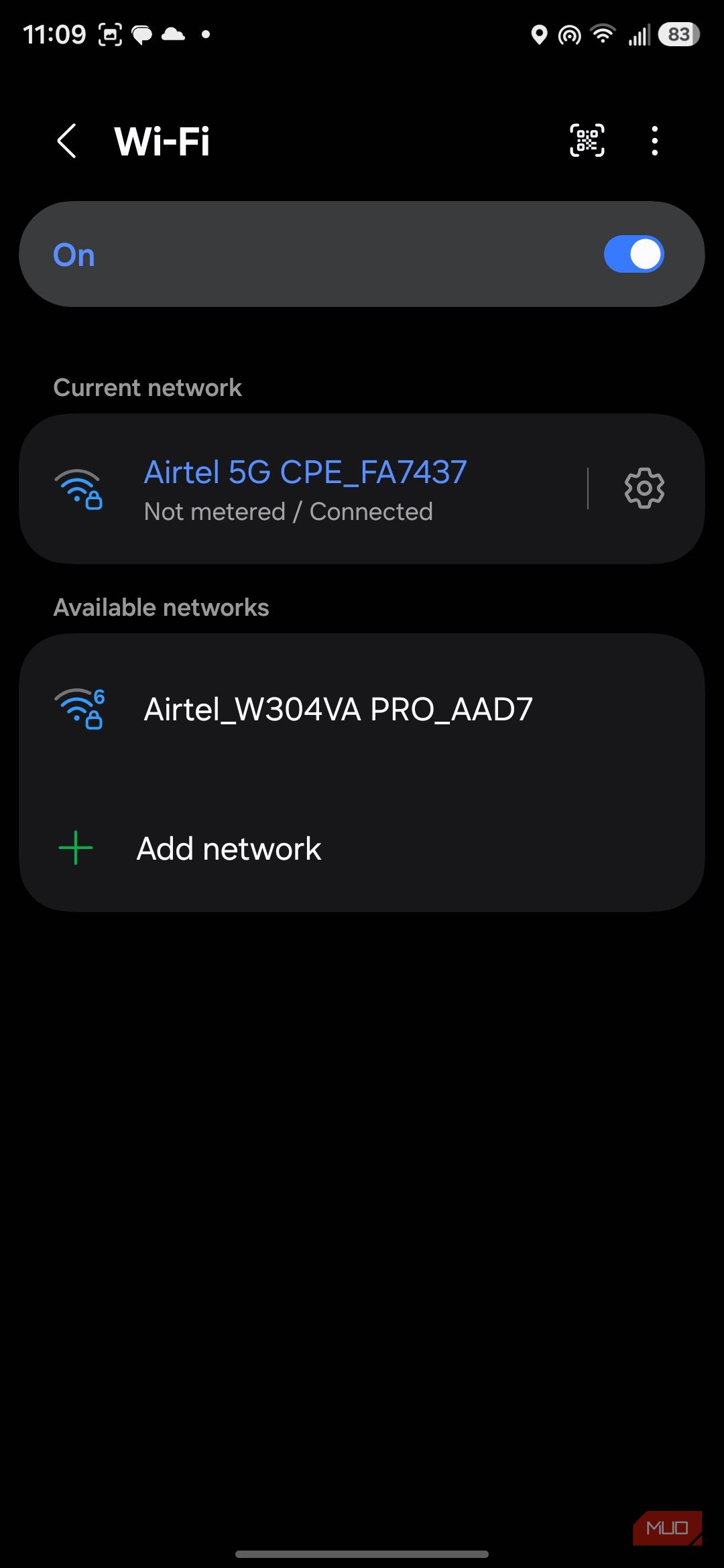 Две большие картонные коробки, сложенные в гараже
