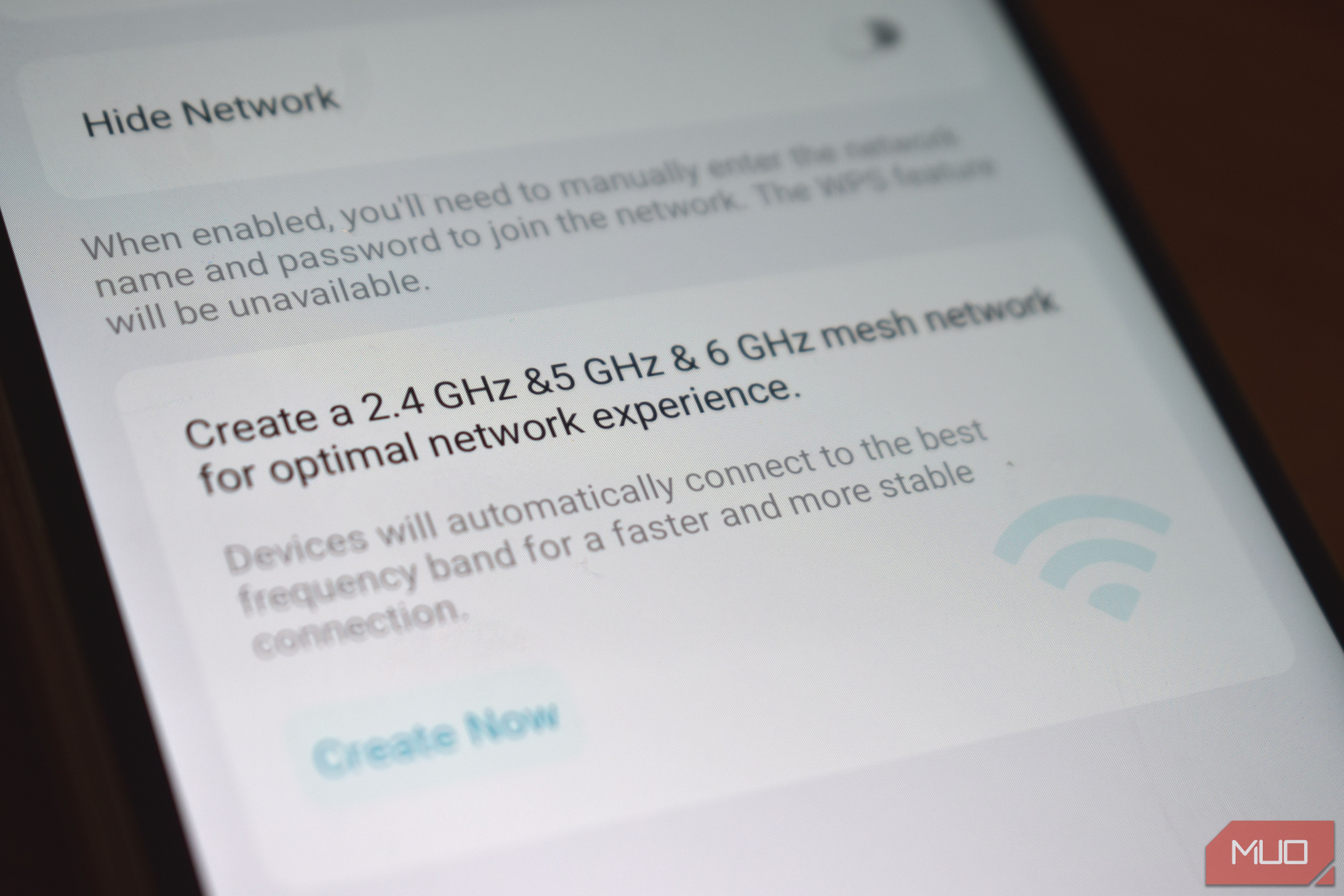 Роутер TP-Link Deco BE65 с поддержкой Wi-Fi 7 на столе