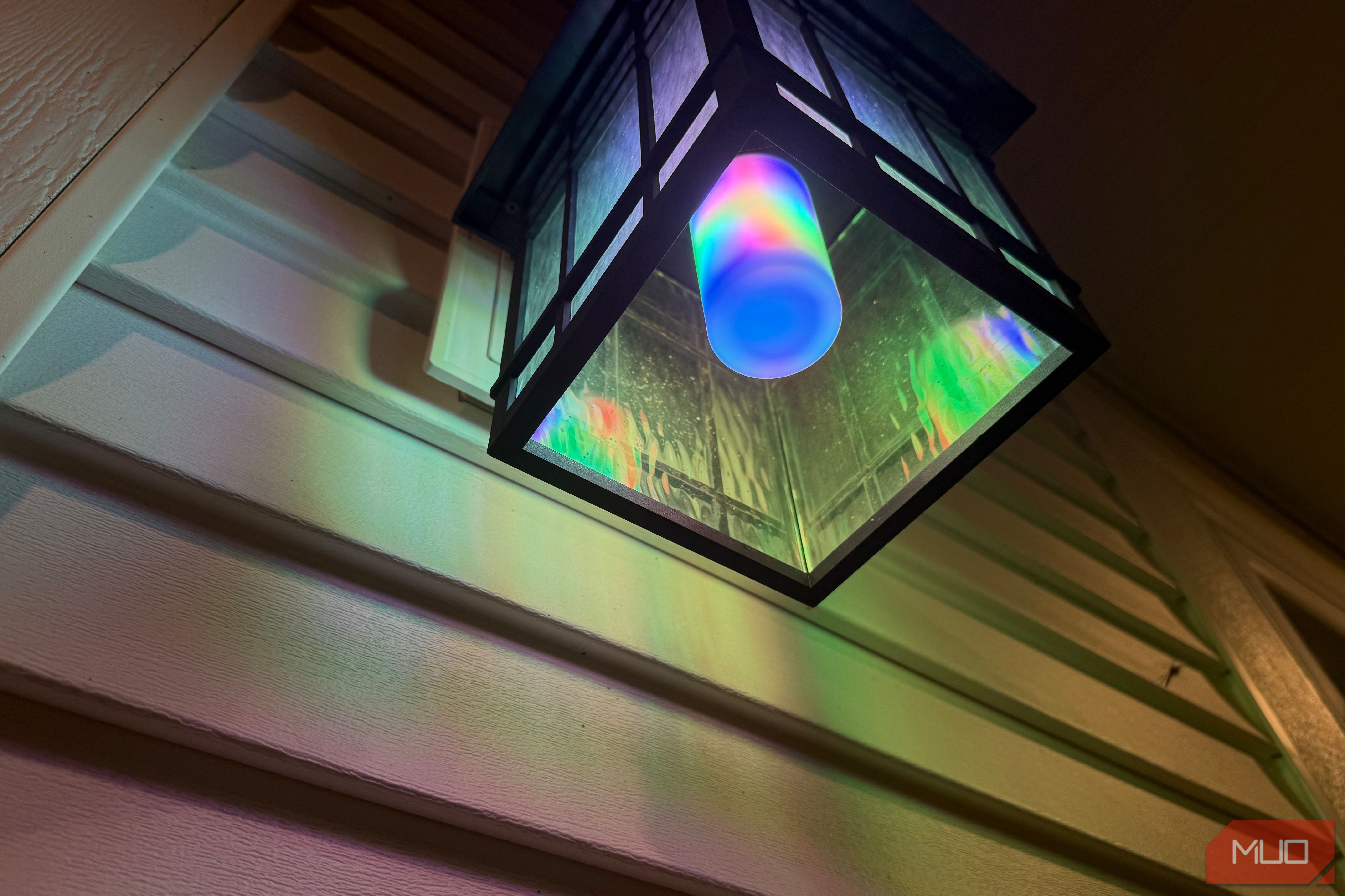 Умная лампа Linkind Smart Light Stick в потолочном светильнике