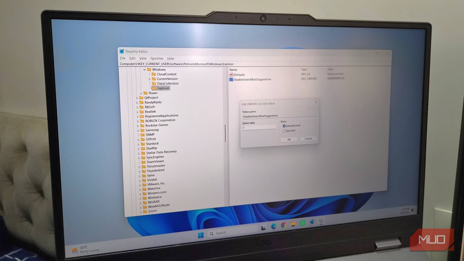 Полезные правки реестра Windows 11 для настройки системы ноутбук с открытым редактором реестра Windows