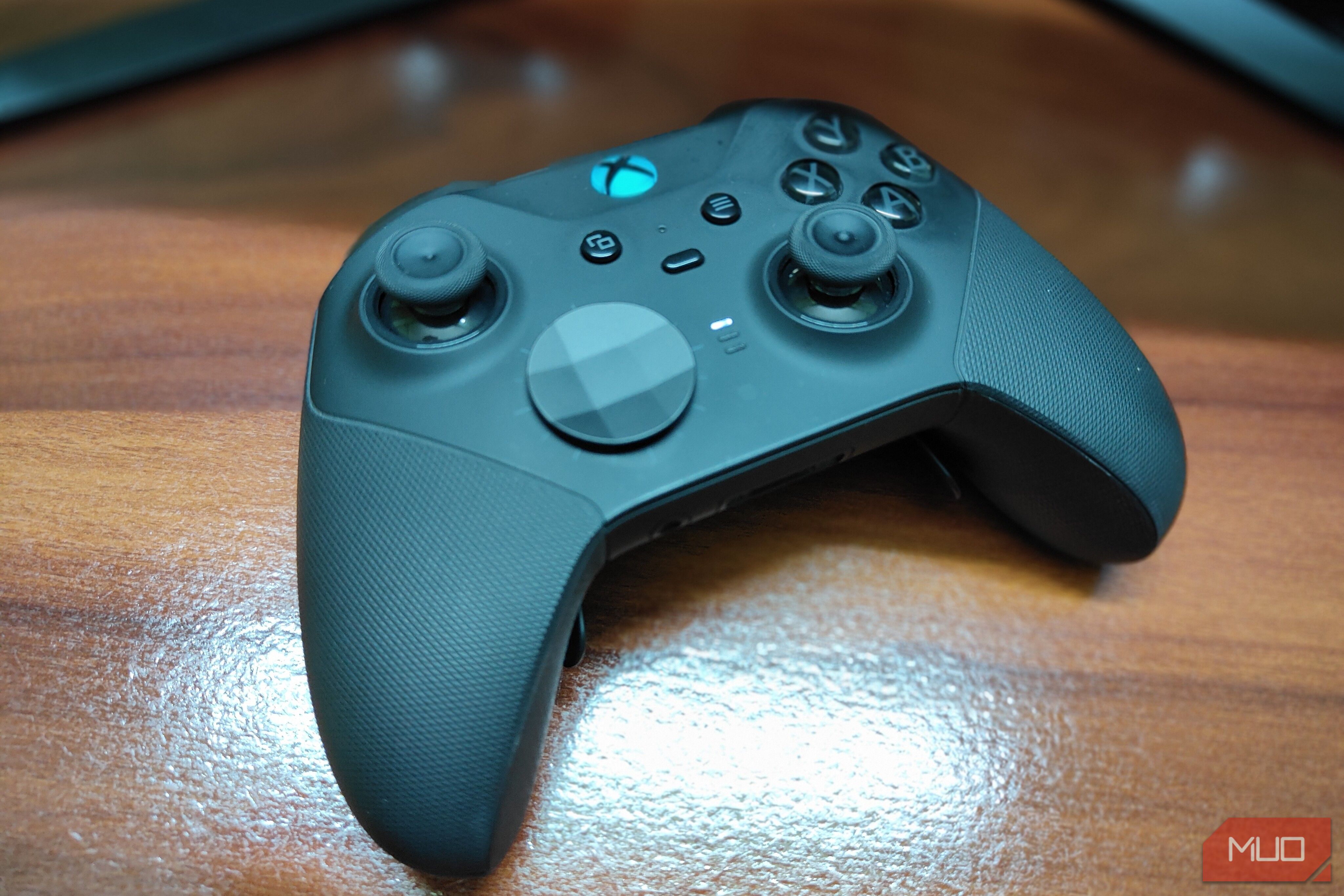 Контроллер Xbox Elite Series 2 на столе