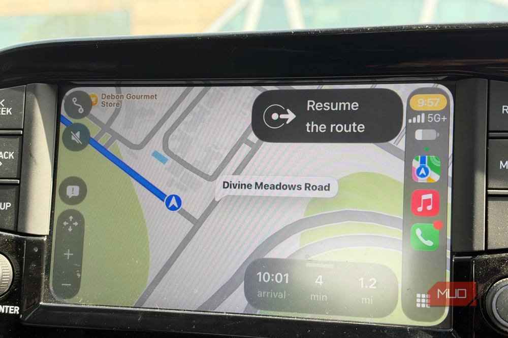 Интерфейс приложения Apple Maps на экране Apple CarPlay