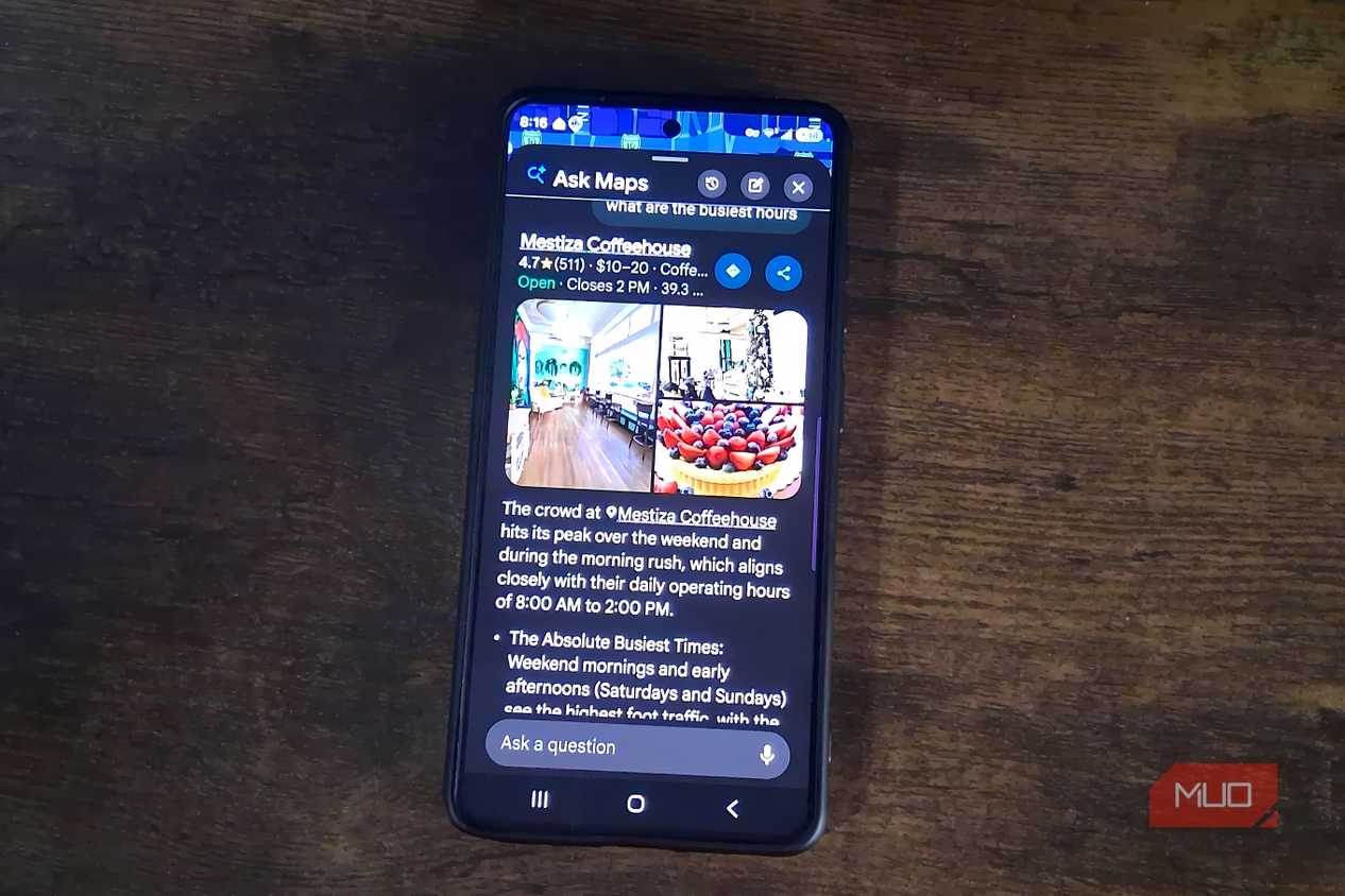 Как Ask Maps помогает находить информацию о местах без выхода из приложения Google Maps интерфейс Ask Maps с информацией о загруженности кофейни на смартфоне