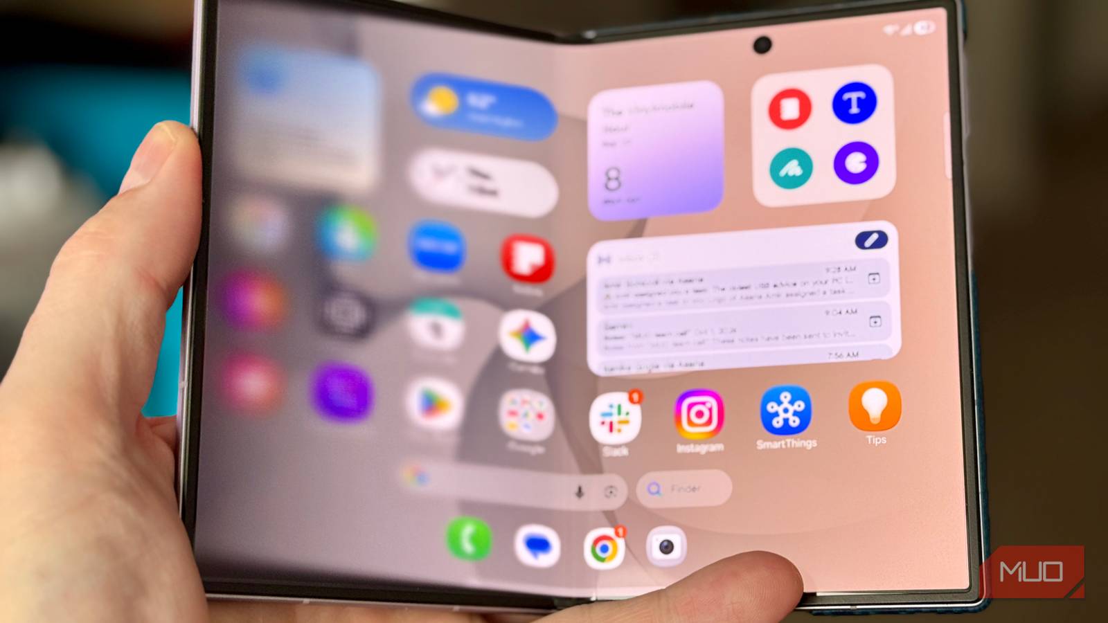Тестирование анимаций iPhone Duo на Samsung Galaxy Z Fold 8 Samsung Galaxy Z Fold 8 в полураскрытом состоянии