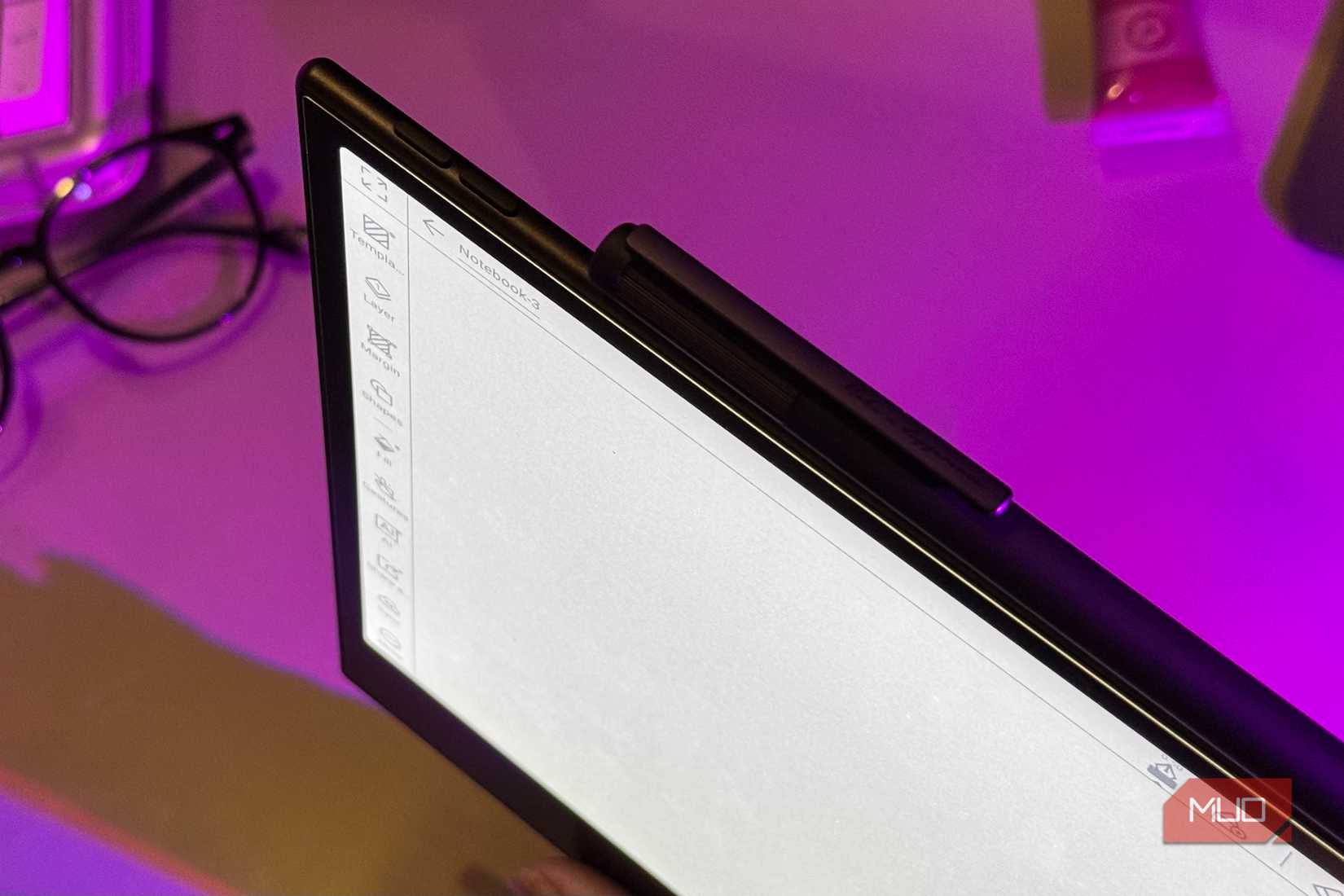 Boox Note Air6 C stylus magnetically attached to the top edge of the tablet-1