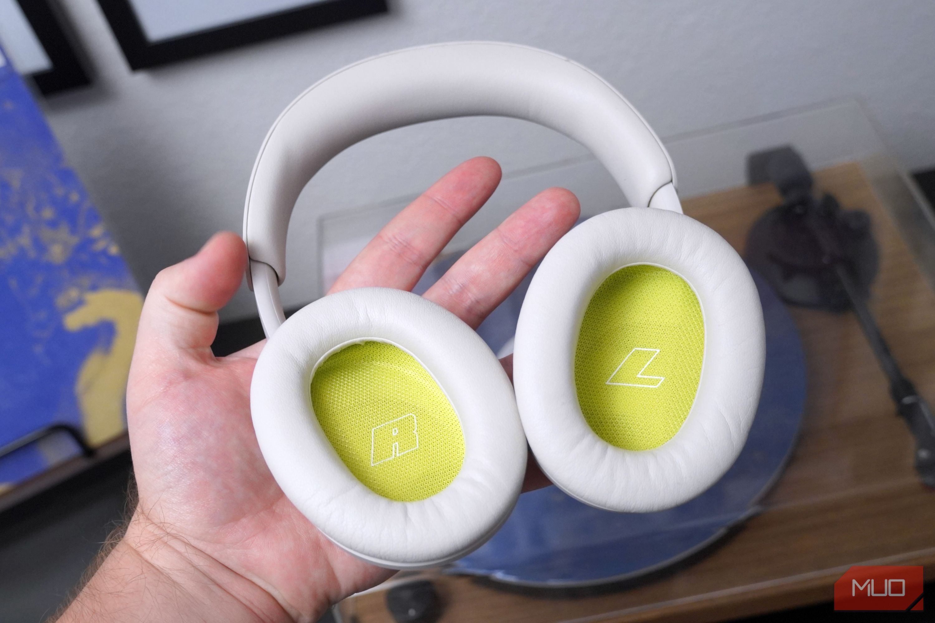 The ear cushions of the Bose QuietComfort 2 headphones in white.