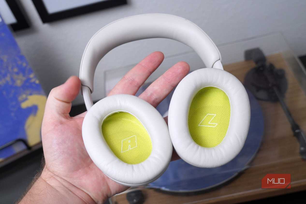 The ear cushions of the Bose QuietComfort 2 headphones in white.