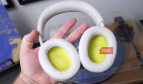 The ear cushions of the Bose QuietComfort 2 headphones in white.