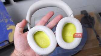 The ear cushions of the Bose QuietComfort 2 headphones in white.