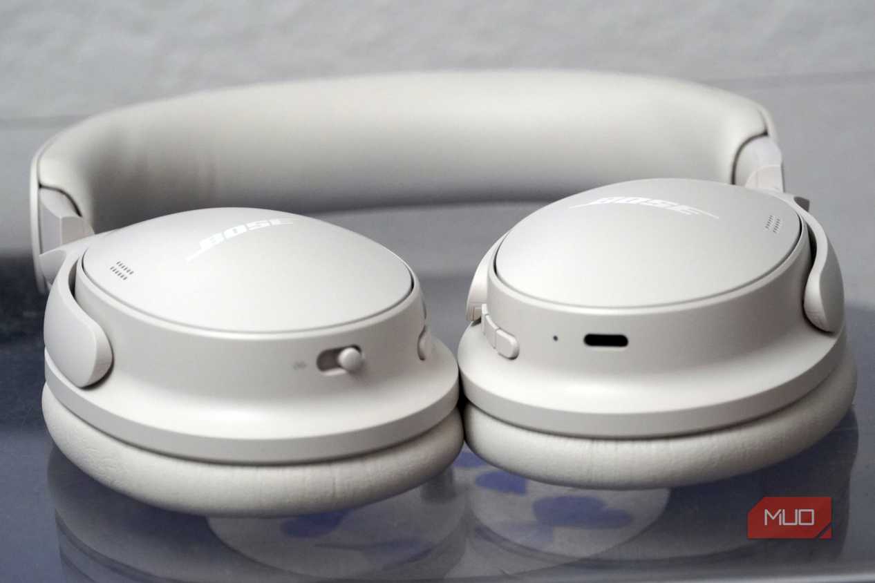 The Bose QuietComfort 2 headphones in white.