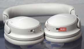The Bose QuietComfort 2 headphones in white.