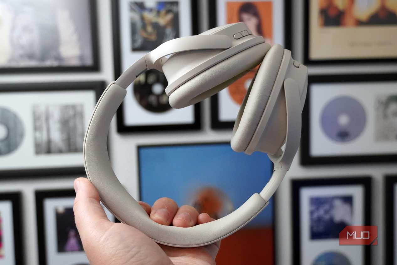 The Bose QuietComfort 2 headphones in white.