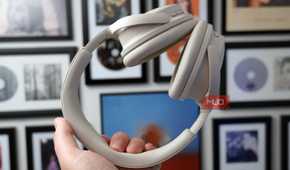 The Bose QuietComfort 2 headphones in white.