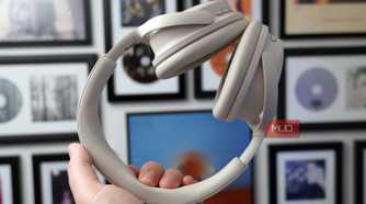 The Bose QuietComfort 2 headphones in white.