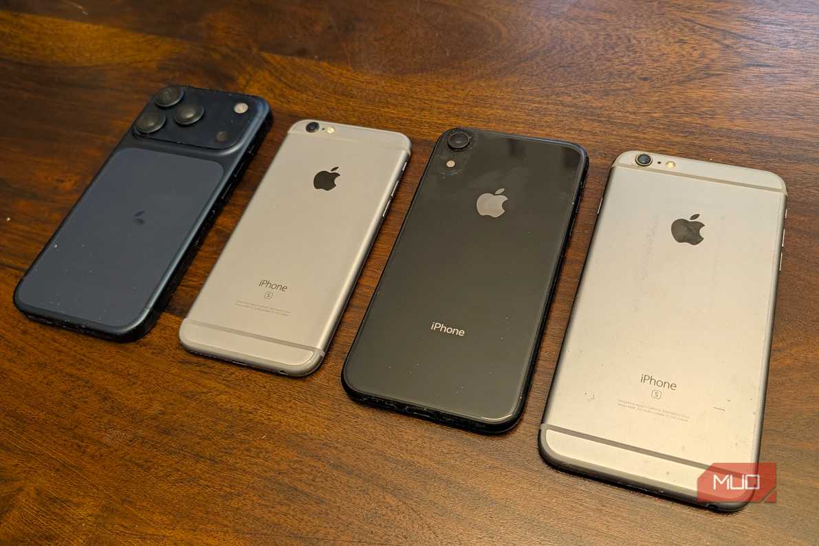 Линейка разных поколений iPhone Четыре поколения смартфонов iPhone в ряд на столе