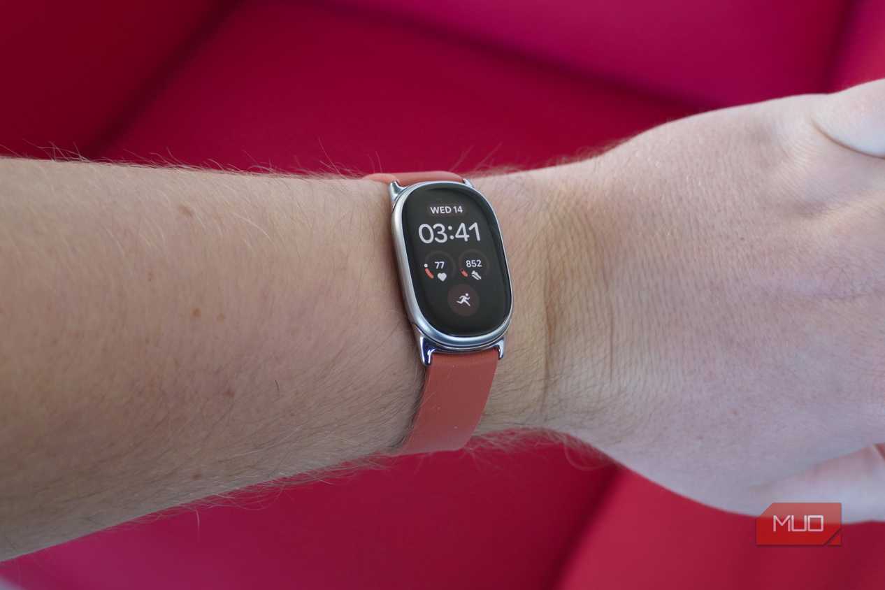 Goolge Shape Picture Google Fitbit Edge review: The anti-smartwatch sweet spot