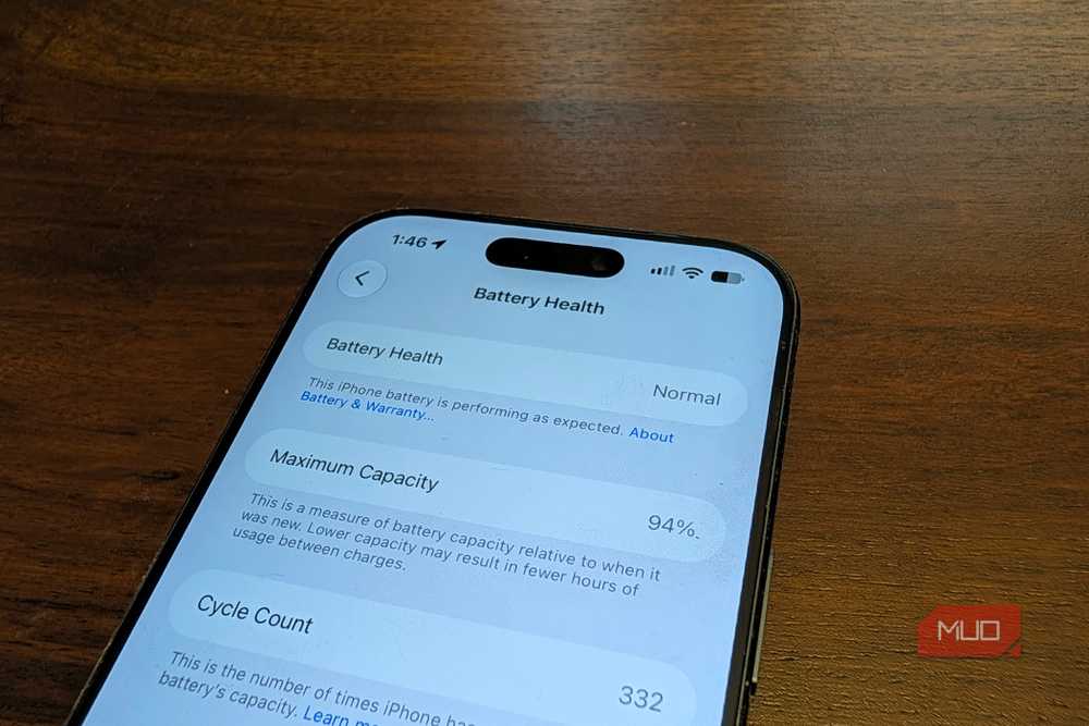 Меню емкости аккумулятора на iPhone Экран настроек состояния аккумулятора в iOS
