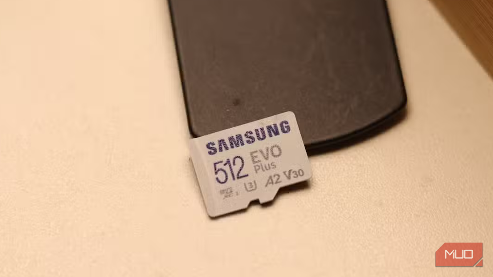 Карта microSD с маркировкой V30 Карта памяти microSD с рейтингом V30 при искусственном освещении