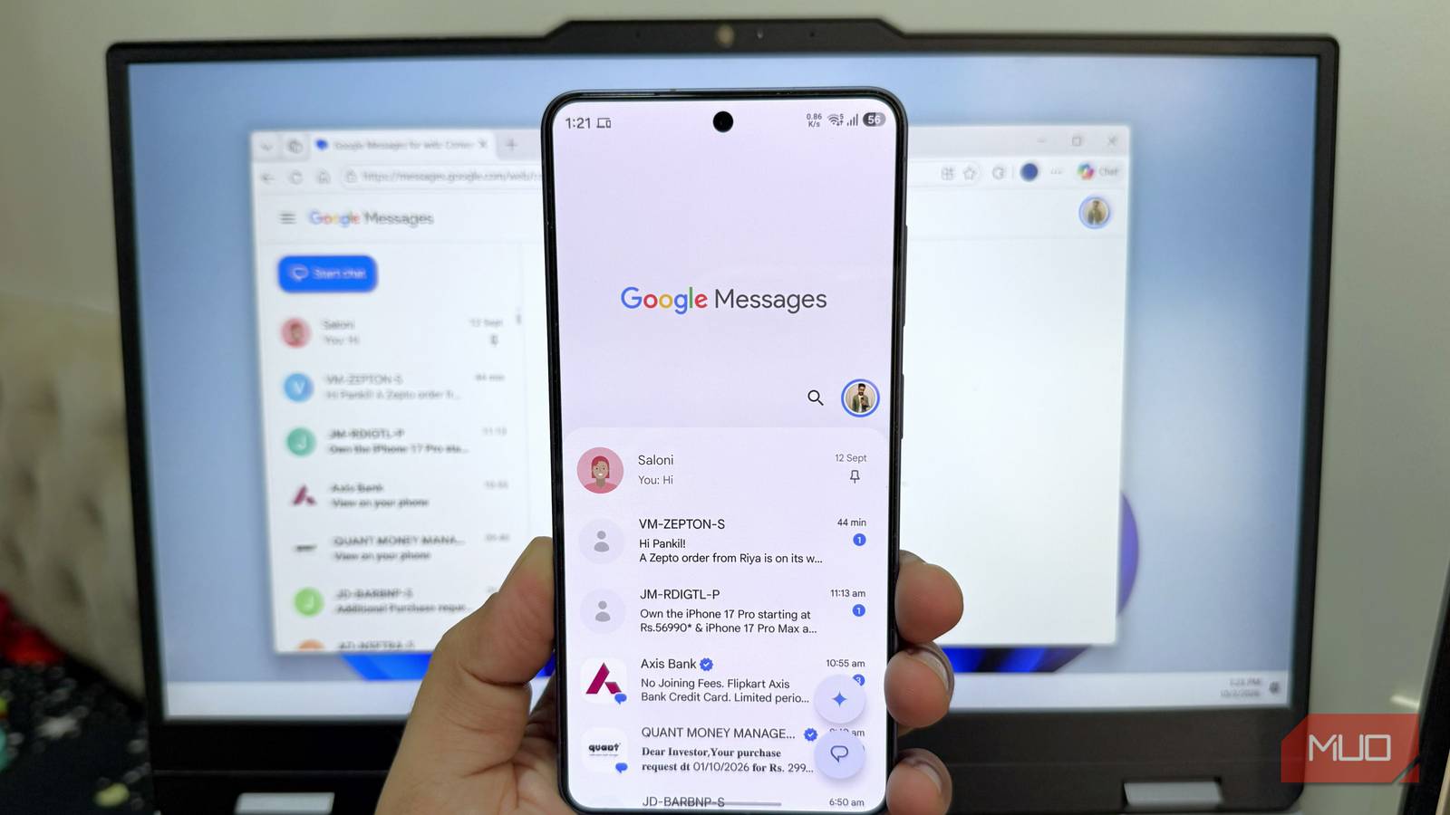 Пользователь работает с Google Messages на компьютере