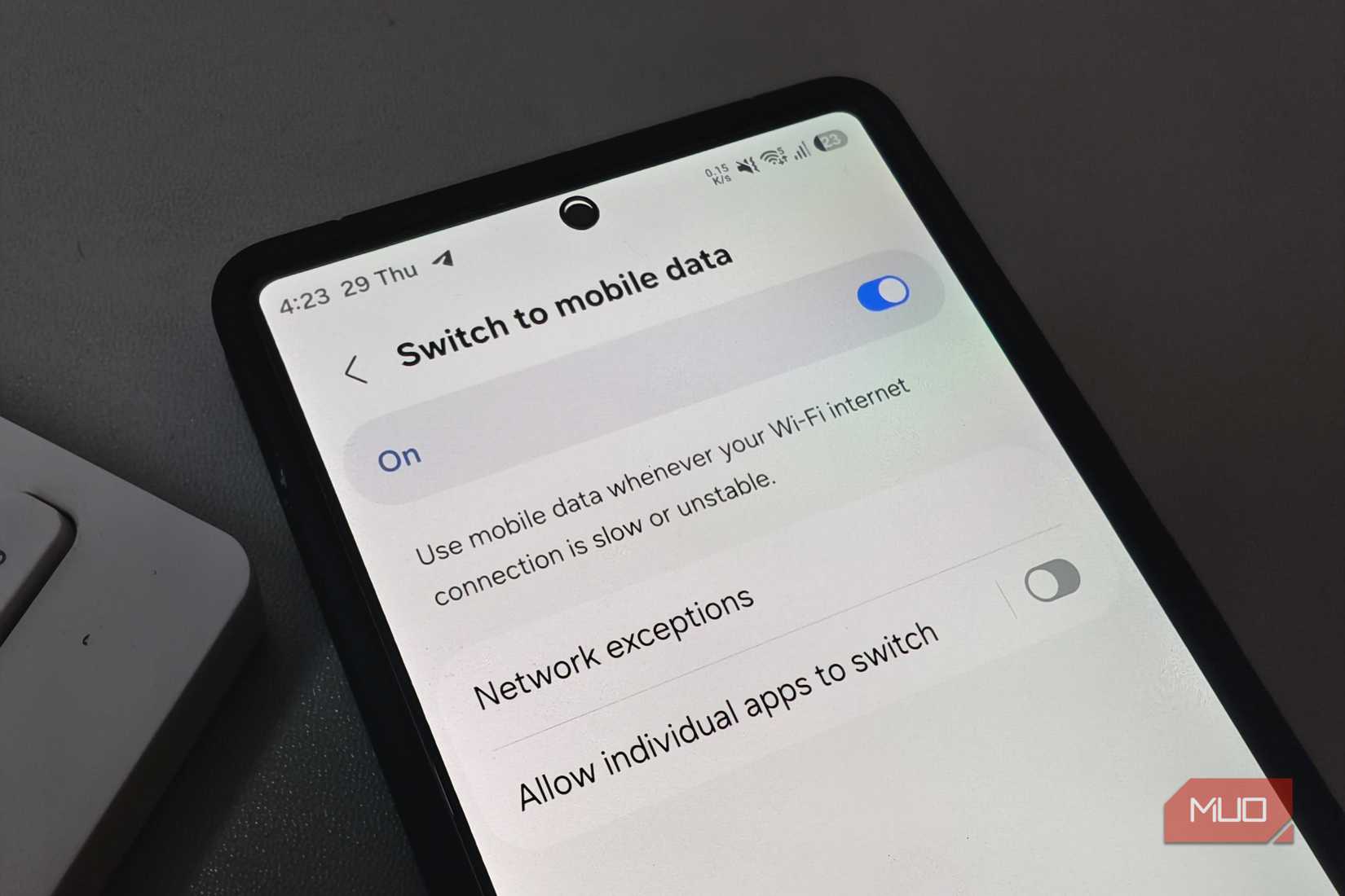 Samsung phone showing network switching toggle