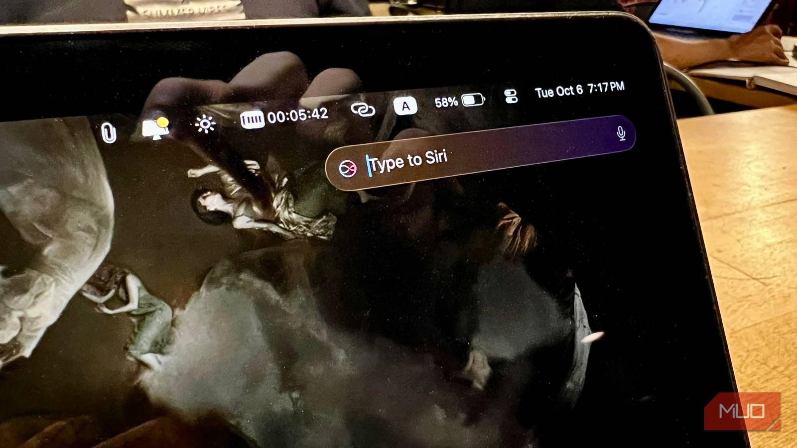 Как освободить 12 ГБ памяти в macOS 27 с помощью скрипта Голосовой помощник Siri в интерфейсе macOS