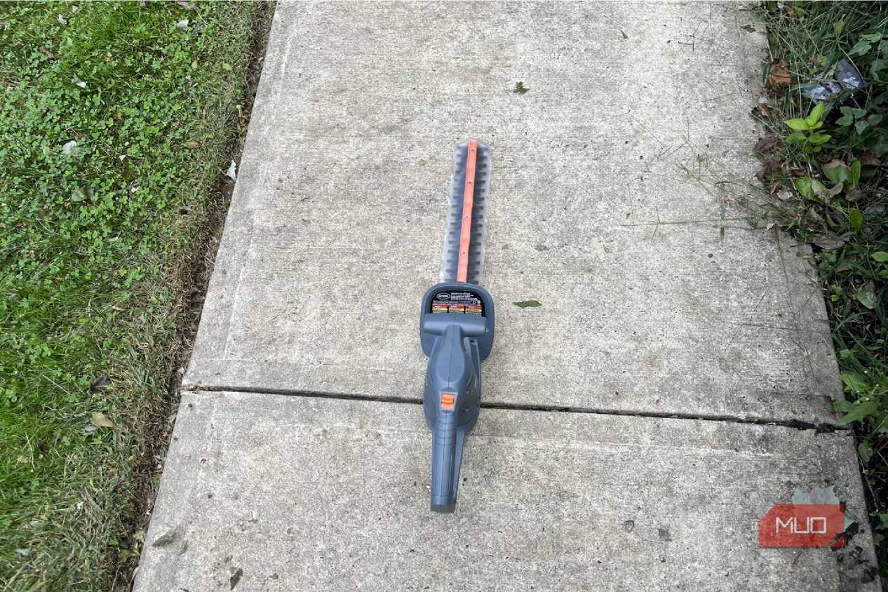 The top angle of the corded hedge trimmer