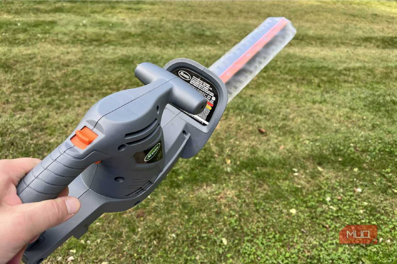 Scotts Corded Hedge Trimmer with a cover on