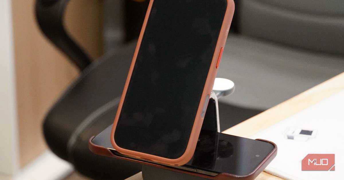 makeuseof.com - Brady Snyder - I tested Qi2 charging with and without a case, and the difference surprised me