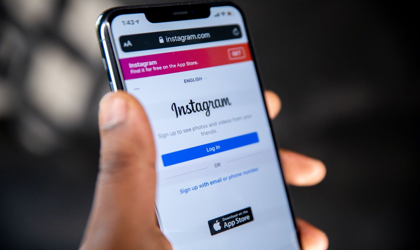 Was ist die beste Zeit, um auf Instagram zu posten? - Phone With Instagram Log In Page