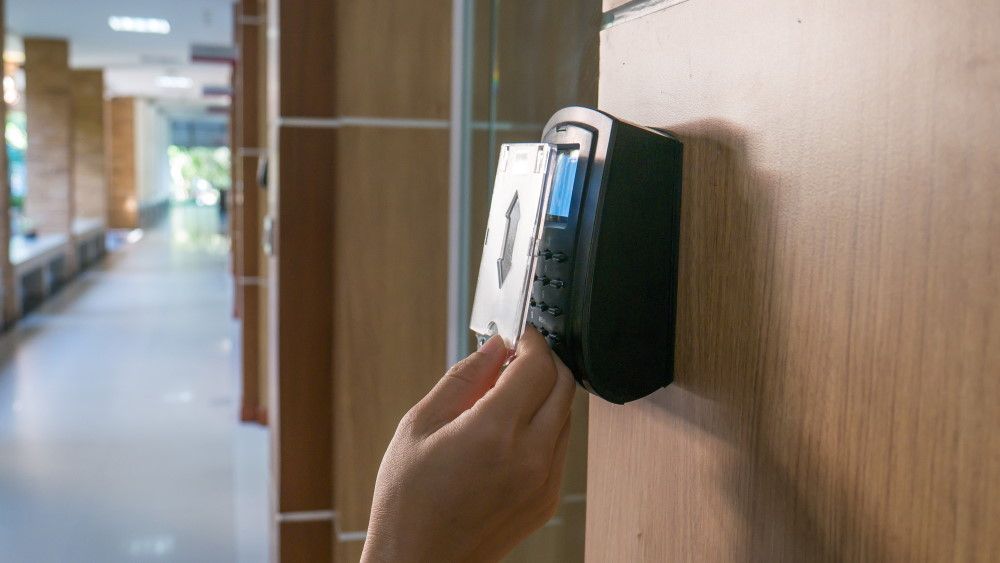 Secure Door Keycard - Cos’è l’ingegneria sociale? Ecco come potresti essere hackerato
